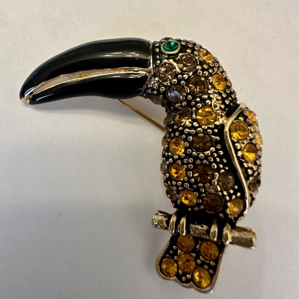Vtg gold  tone yellow rhinestone & black enamel toucan brooch bird